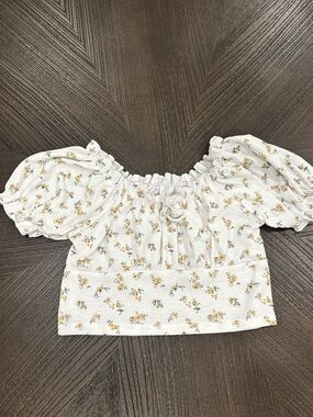 SHEIN White Ribbed Floral Puff-Sleeve Crop Top